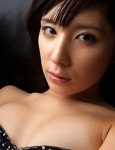 Miu Nakamura tempts any man with her hot curves in lingerie
