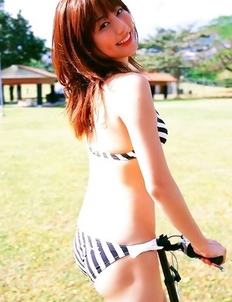 Captivating gravure idol Yumi Sugimoto shows off in her bikini at the beach