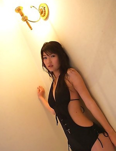 Noriko Kijima with sexy back in black lingerie is very hot