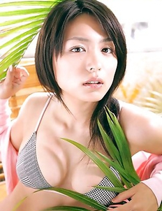 Sensuous gravure hottie Yukie Kawamura is delectable in her pink swim suit