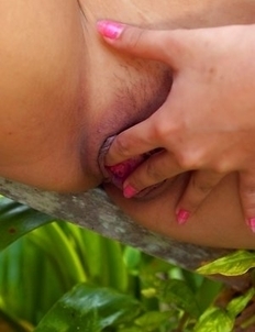 Sexy Pang Piyatida looks so hot while preparing sandwich and she gets so excited that she really needs to do something about it.