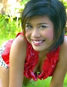 Lovely Jam Jaminga is on all fours posing for your eyes. She looks so hot on that grass that you would love to be there with her.