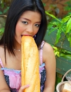 Sexy Pang Piyatida looks so hot while preparing sandwich and she gets so excited that she really needs to do something about it.