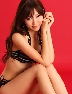 Chinatsu Minami with long legs and sexy tummy is naughty