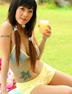 Gorgeous Jenny Wu decided to enjoy having picnic on her friend's farm.