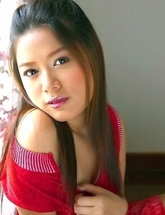 Make Dawan is in a very freaky moods. She sits in front of the camera and smiles while she touches herself.