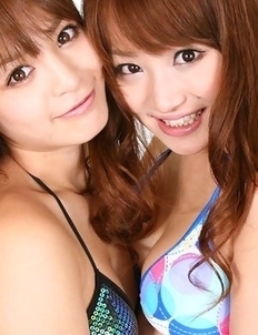 Megumi Haruna and her girlfriend are playful in bath suits