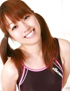 Shizuka Sakura smiles and does some gym to show sexy body