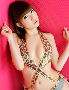 Chihiro Akiha on heels and in very short pants is willing