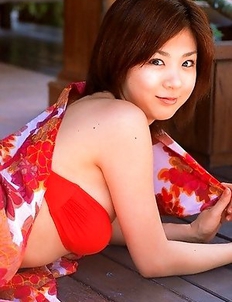 Aki Hoshino with big chest and sexy tummy enjoys summer sun