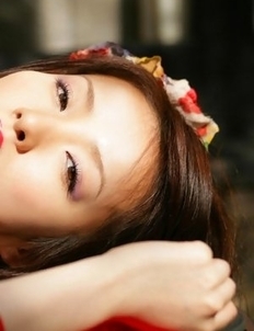 Saki Seto takes geisha outfit off and shows leering curves