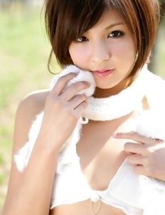 Rina Nagasaki comes in white lingerie to play in nature