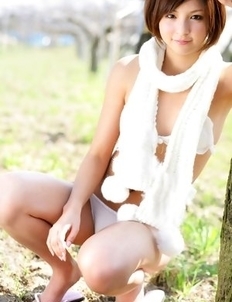 Rina Nagasaki comes in white lingerie to play in nature