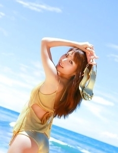 Saki Yamaguchi takes clothes off to feel sun of her skin