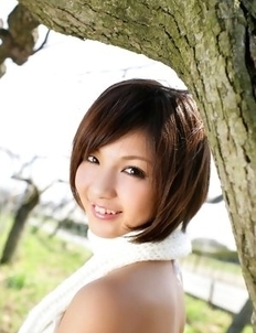 Rina Nagasaki comes in white lingerie to play in nature