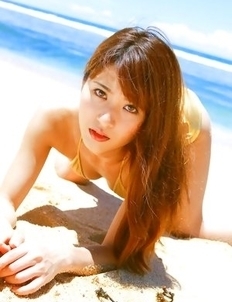 Saki Yamaguchi takes clothes off to feel sun of her skin
