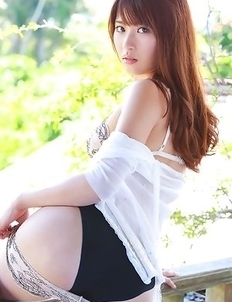 Saki Yamaguchi puts shower water on her big cans over bra