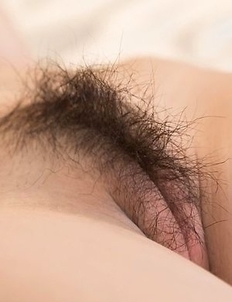 Hairy pussy hottie Shino Aoi gets eagerly finger-blasted while chilling on a bed