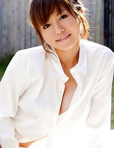 Sayaka Isoyama hides big boobs under sheets in the garden