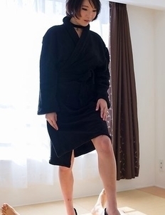 Short-haired goddess Akari Misaki shows her pussy before a great FootJob