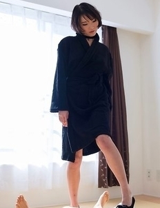 Short-haired goddess Akari Misaki shows her pussy before a great FootJob