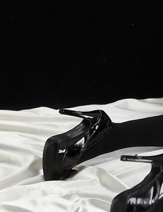 Leggy beauty Sana Iori shows off her ass and teases fans with her tight pussy