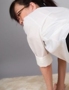 Heels-wearing ponytailed beauty Ayaka Mikami shows that hole on camera