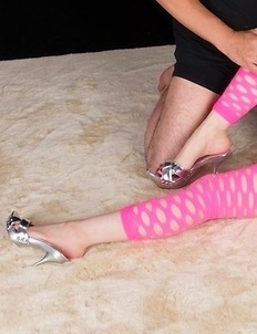 Pink pantyhose brunette Yuma Miyazaki gets her legs and toes fucked on camera