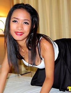 Sexy Filipina spinner Candy gives great deep-throat blowjob