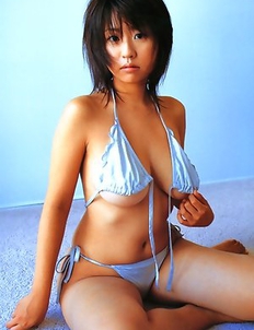 Hitomi Kitamura with big melons has hot holiday at the sea