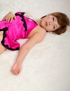 Pink-wearing short-haired hottie Kaede Oshiro getting her legs and thighs fucked