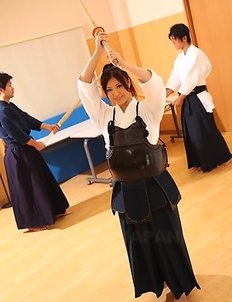 Kendo girl Jun Sena showing off