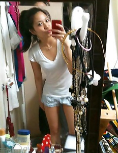 Singaporean babe strips naked while posing