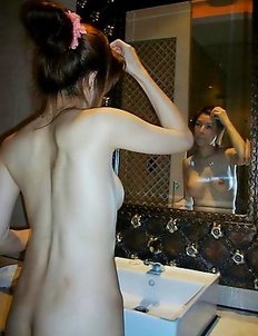 Thai girlfriend spreading in the nude