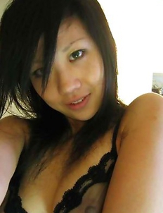 Asian babe posing and camwhoring in the nude