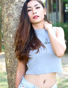 Sophia exposes her beautiful nice body to a goal in outdoors