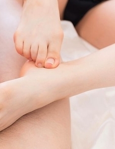 Araki Mai and Kawagoe Yui team up to make this guy cum all over their soles