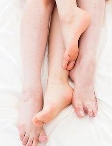 Araki Mai and Kawagoe Yui team up to make this guy cum all over their soles