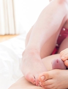 Araki Mai and Kawagoe Yui team up to make this guy cum all over their soles