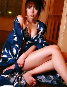 Momoko Tani exposes sexy legs under geisha dress and smiles