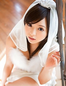 Runa Hamakawa naughty bride exposes her appetizing behind