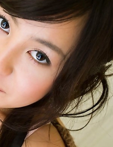 Natsuki Takahashi in short tight skirt shows hot cleavage