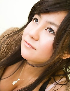 Natsuki Takahashi in short tight skirt shows hot cleavage