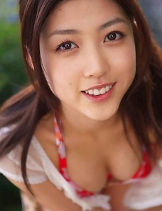 Azusa Togashi shows sexy body in bath suit unde sun light