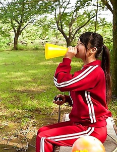 Tomoe Yamanaka babe takes sports pants off and exposes ass in garden