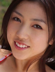 Azusa Togashi shows sexy body in bath suit unde sun light