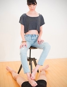 Slim seductress Anna Matsuda gives a footjob and sucks on her own toes for you