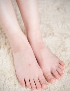 Stunning and long-legged babe Masaki Uehara using her feet to make a guy cum