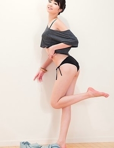 Hairy pussy bombshell Anna Matsuda gets fingered and covered in fresh cum