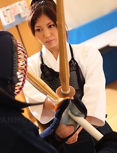 Kendo girl Jun Sena showing off